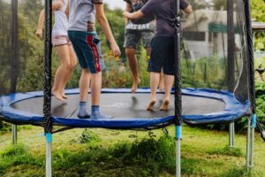 kindertrampolin-draussen