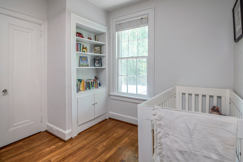 Ein klassisches weißes Babyzimmer Die Fenster sollten gut gesichert sein