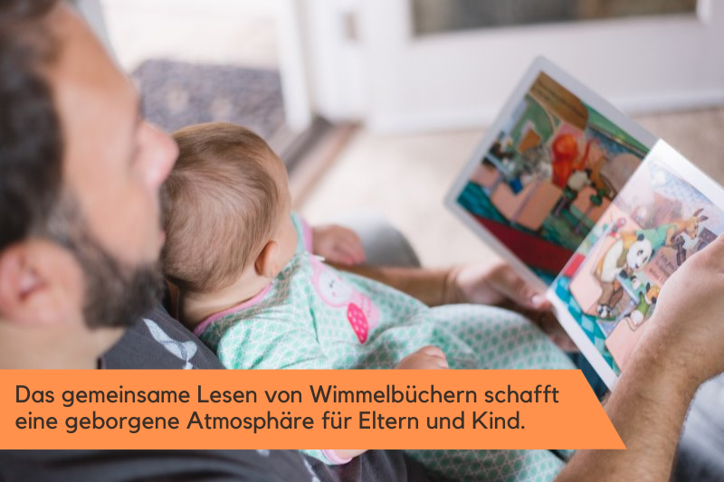 Ein Vater schaut gemeinsam mit seinem Baby ein Wimmelbuch an.