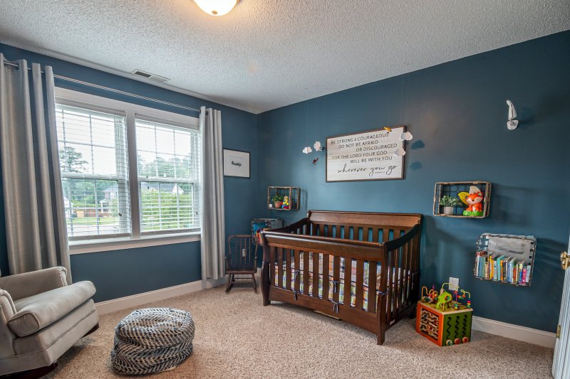 Ein wunderschönes blau-graues Babyzimmer mit Massivholz-Bett Die Möbel im Babyzimmer müssen vor allem stabil sein