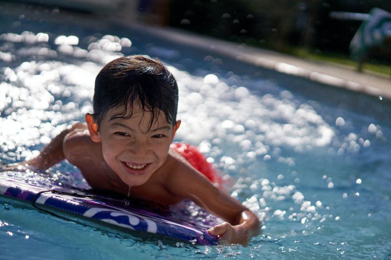 Kinder-Fitness Tracker Test Junge auf Board im Wasser