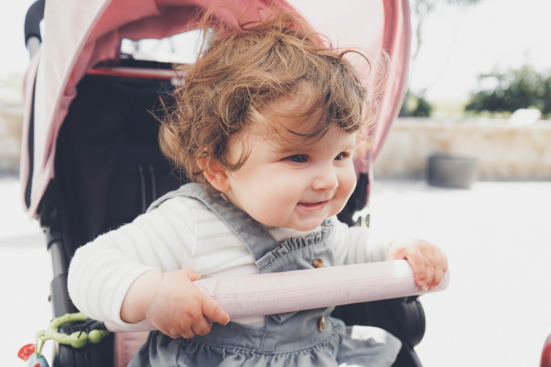 Kind im Kinderwagen