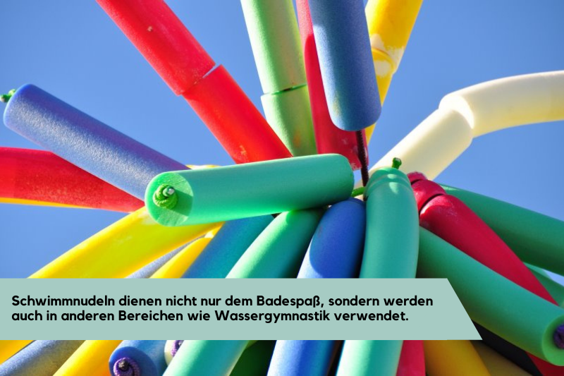Schwimmnudeln in verschiedenen Farben Verschiedenfarbige Schwimmnudeln