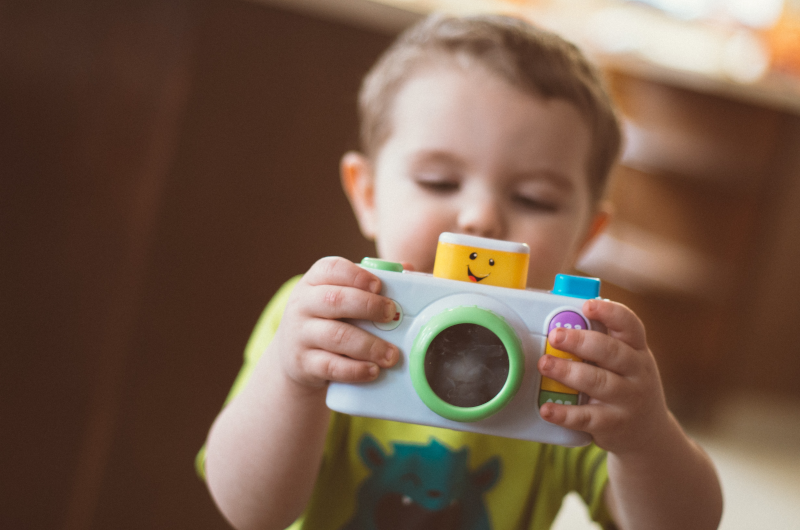 Junge mit Kinder-Fotoapparat junge mit kinder-fotoapparat