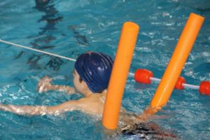 Junge mit Schwimmnudel