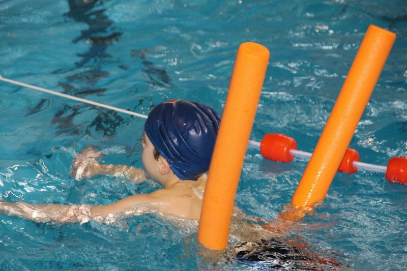 Junge mit Schwimmnudel