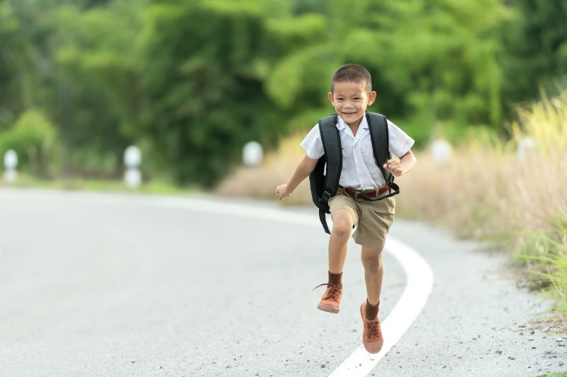 Kind läuft mit Kinder Shorts Kind läuft mit Kinder Shorts