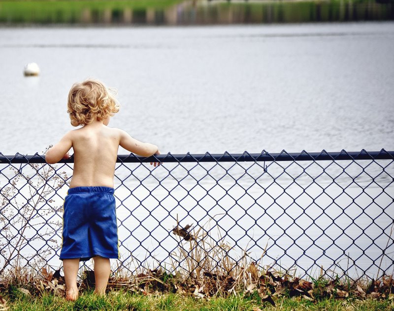 Kind mit Kinder Shorts am See Kind mit Kinder Shorts am See