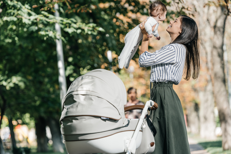Mutter und Kind mit Kinderwagen