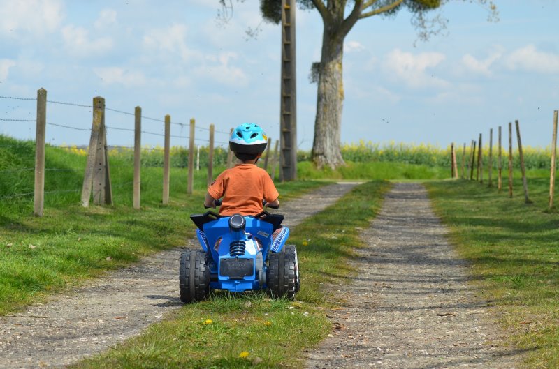 Kind fährt eine Runde mit seinem Mini-Quad