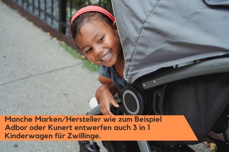 Kombi-Kinderwagen im Test Ein Mädchen, das im Kinderwagen sitzt und nach hinten schaut.