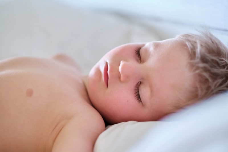 Junge schläft auf einem Kissen im Bett Junge schläft auf Kopfkissen