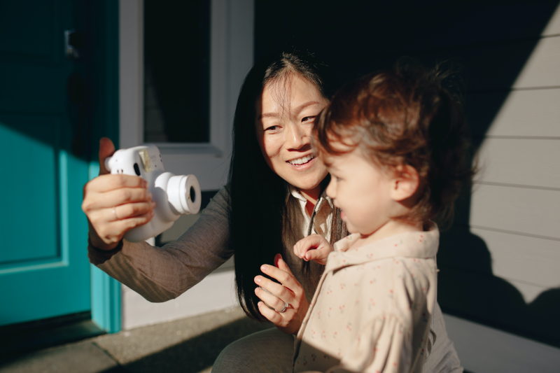 Mutter am Fotografieren mit ihrem Kind Mutter mit Kind am Selfie machen
