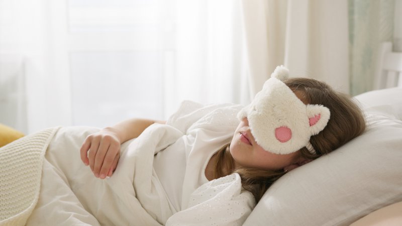 Schlafendes Kind mit Schlafmaske