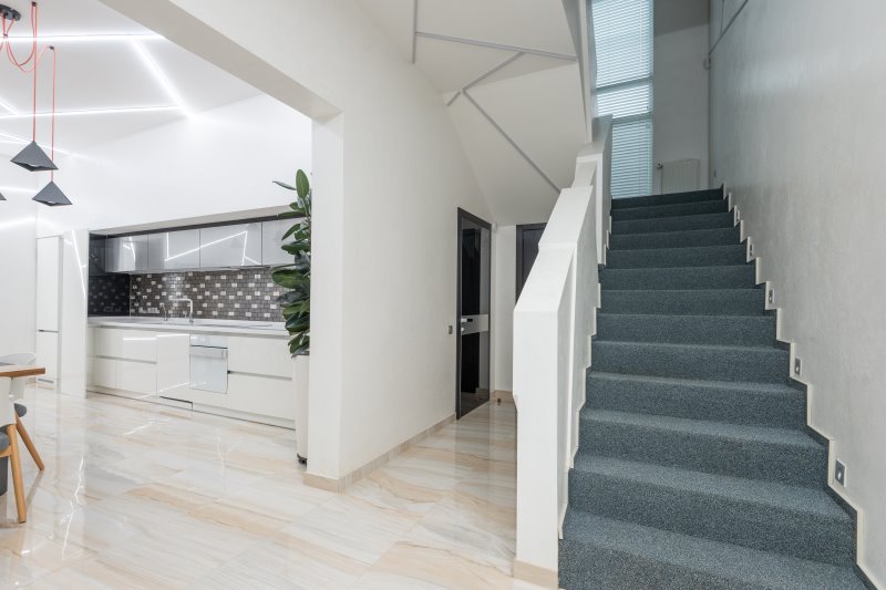 Treppenschutzgitter - Wohnbereich mit Treppe Treppe mit grauen Stufen