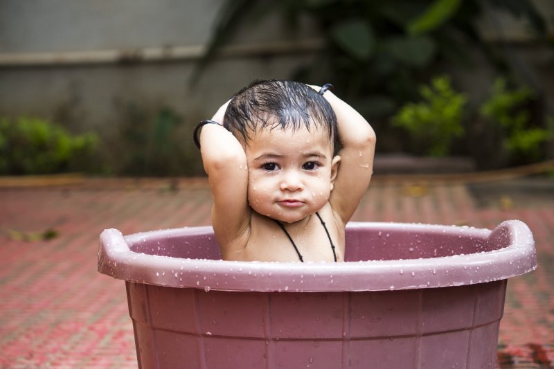 Baby in Babaywanne Baby in einer Babywanne