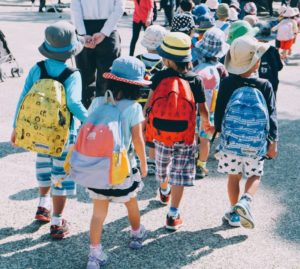 Kinder mit bunten Kinderrucksäcken