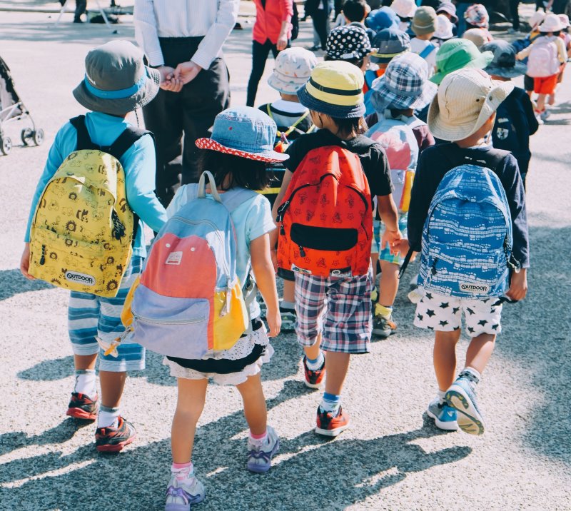Kinder mit bunten Kinderrucksäcken