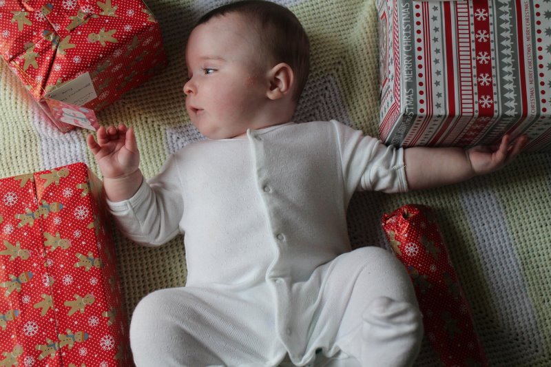 Baby-Pullover als Geschenk