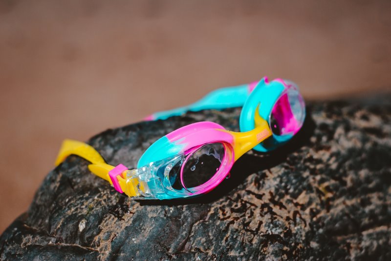 Kinder-Schwimmbrille auf Stein