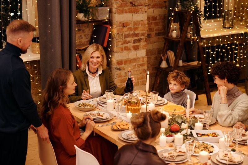 Kind speist mit gesamter Familie Familie isst zusammen