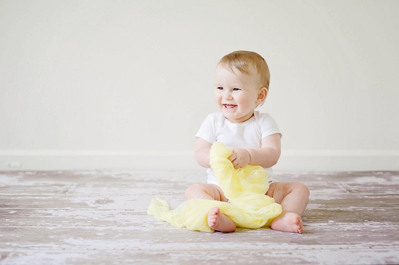 Zahnbürsten für Babys im Test Glückliches Kleinkind