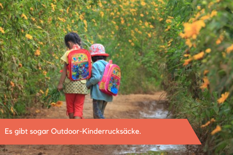 Kinder mit Rucksack im Feld