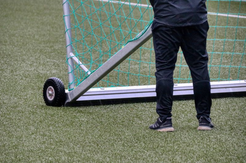 Fußballtor auf Rollen gekippt Mann kippt Tor