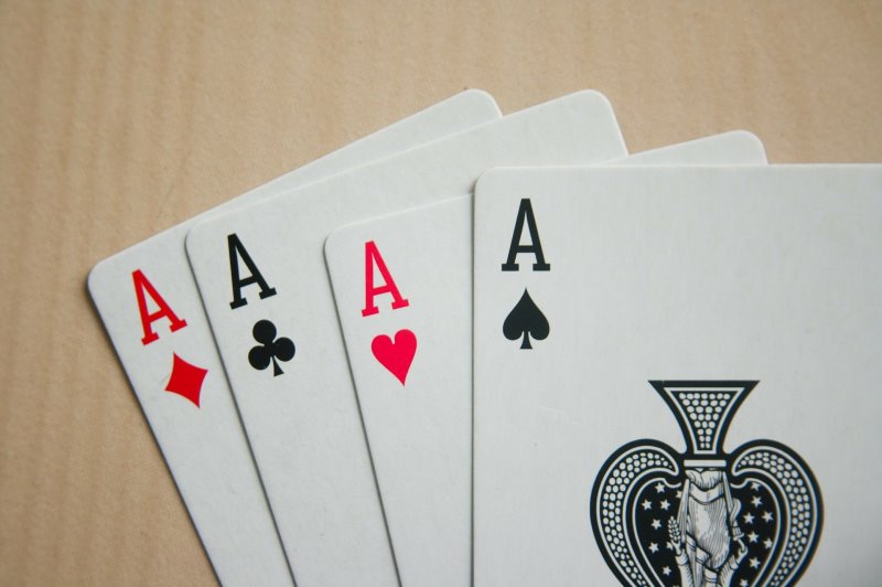 Spielkarten Spielkarten Asse liegen auf dem Tisch.