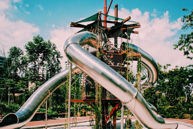 Spielplatz mit Tunnelrutschen Tunnelrutschen an einem großen Spielturm