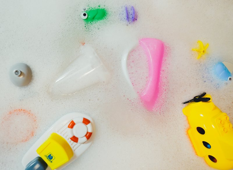Spielzeug von Baby-Badewannen-Set Spielzeug in der Babywanne