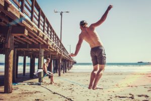 Mann übt auf der Slackline