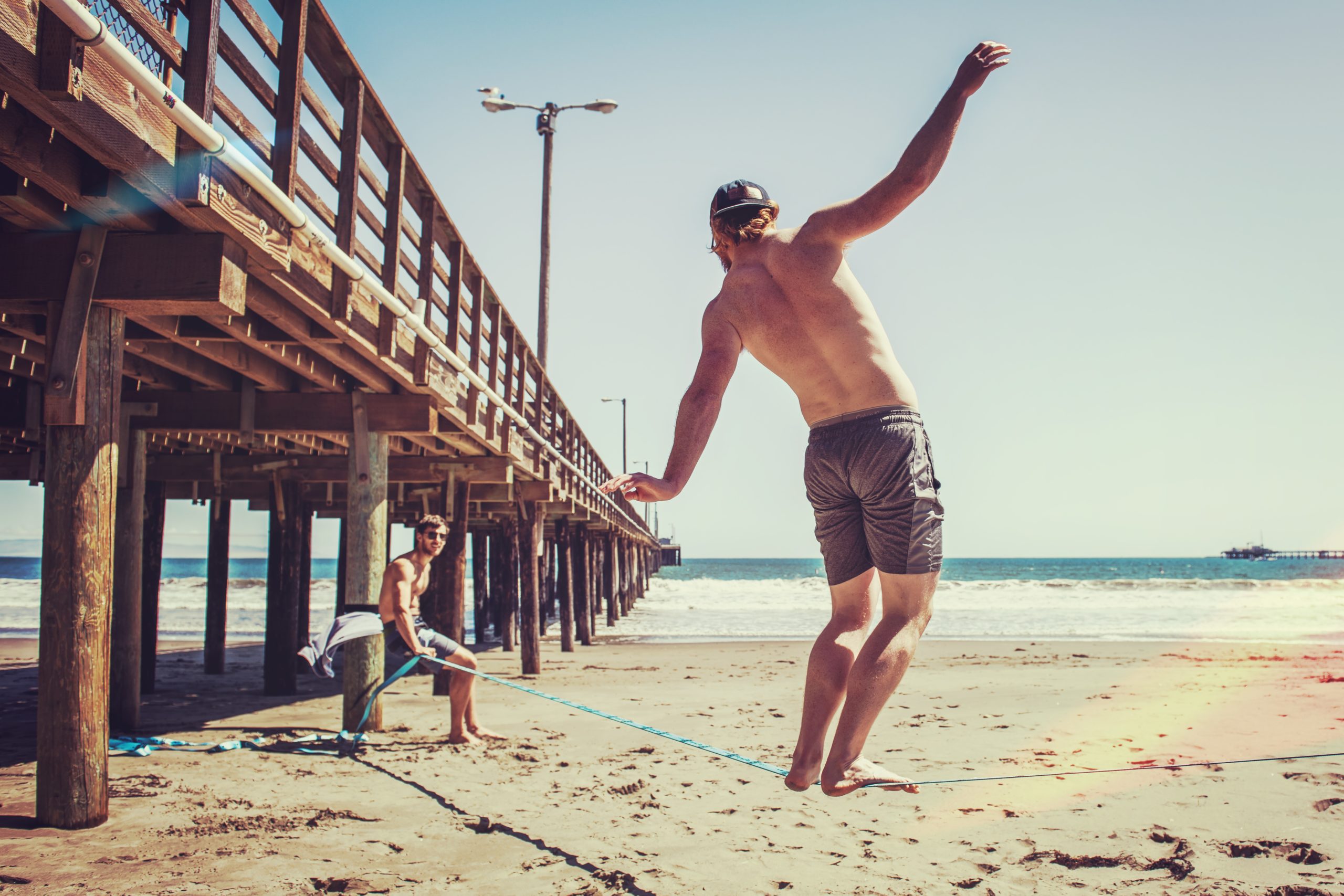 Mann übt auf der Slackline