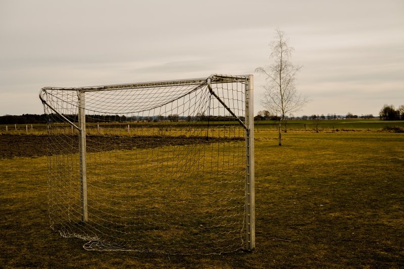 Fußballtor einzeln auf Rasenfläche Tor auf Feld