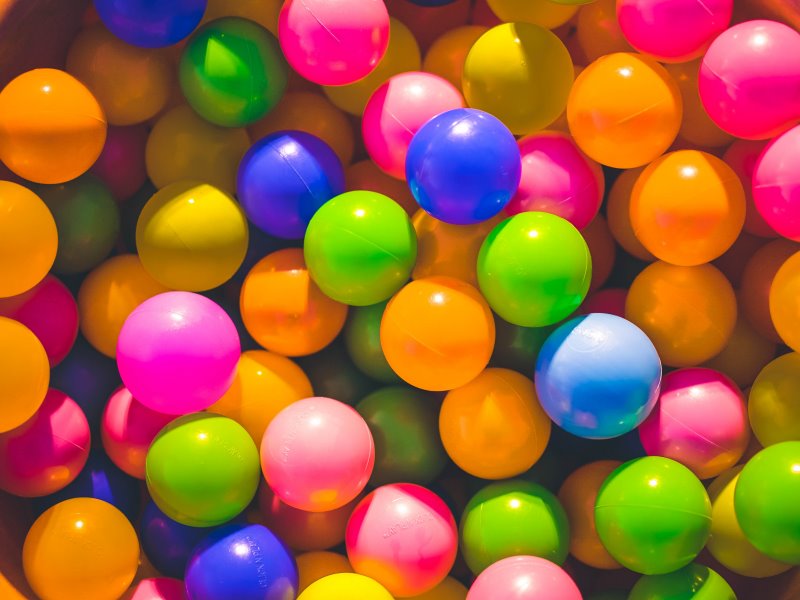 Bunte Bälle in einem Bällebad