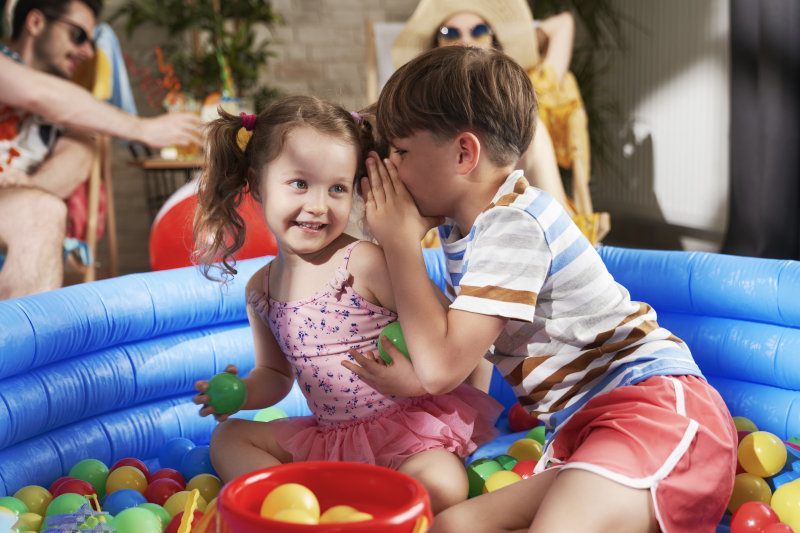 Kinder spielen im Bällebad