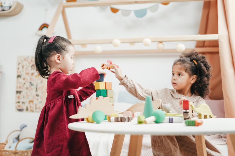 Kinder beim Spielen Zwei Kinder spielen miteinander und ihrem Spielzeug