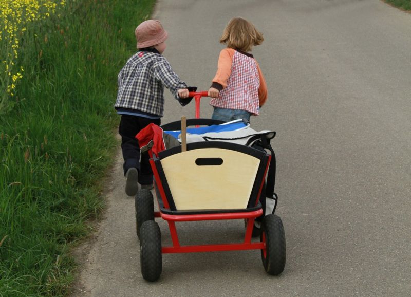 Kinder ziehen Bollerwagen Kinder ziehen Bollerwagen
