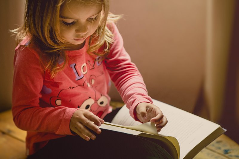 Mädchen ließt Kinder-Buchklassiker Mädchen ließt ein Buch