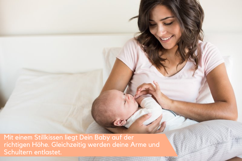 Stillkissen im Test, Vergleich und Kaufratgeber Mutter mit ihrem Baby auf einem Stillkissen