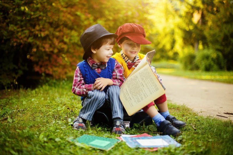 Kinder lesen Kinder-Literaturklassiker Kinder lesen im Freien