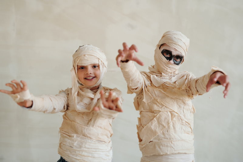 Kinder in Mumien-Kostüme Das Mumien Halloween Kostüm für Kinder