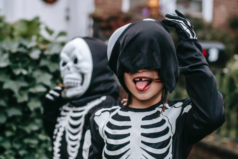 Kinder in Skelett-Kostümen Halloween Kostüme für Kinder